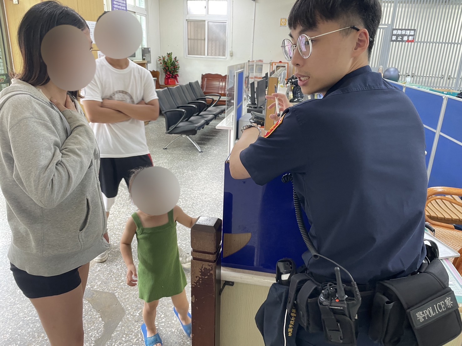 趁媽媽上班偷溜出門 龜山警助4歲女童返家 S 388775945