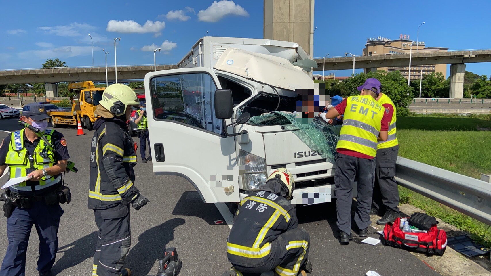 國2大園交流道貨車「車頂撞凹」 駕駛送醫搶救中 S 4161542 0