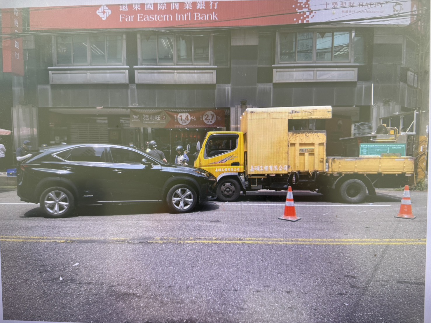 【有片】桃園翁逆向衝撞工程車瘋狂燒胎 白煙直竄畫面曝光 S 42680334 0