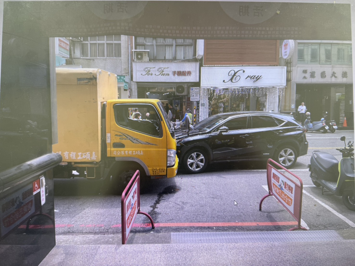 【有片】桃園翁逆向衝撞工程車瘋狂燒胎 白煙直竄畫面曝光 S 42680335 0