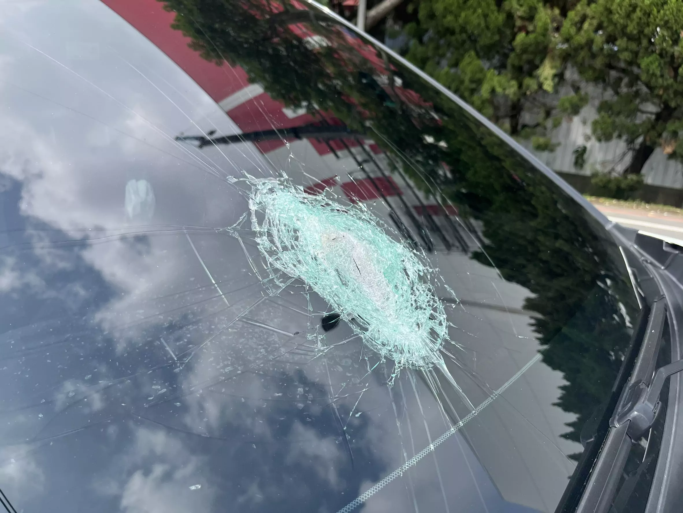 天降橫禍!蘆竹工地鷹架鐵件掉落 小客車路過慘被砸 天降橫禍!蘆竹工地鷹架鐵件掉落 小客車路過慘被砸