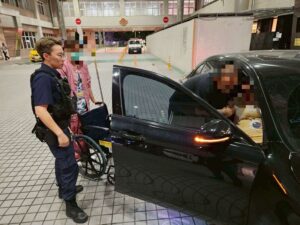 孕婦羊水破了！龜山警10分鐘開道送醫 母女均安