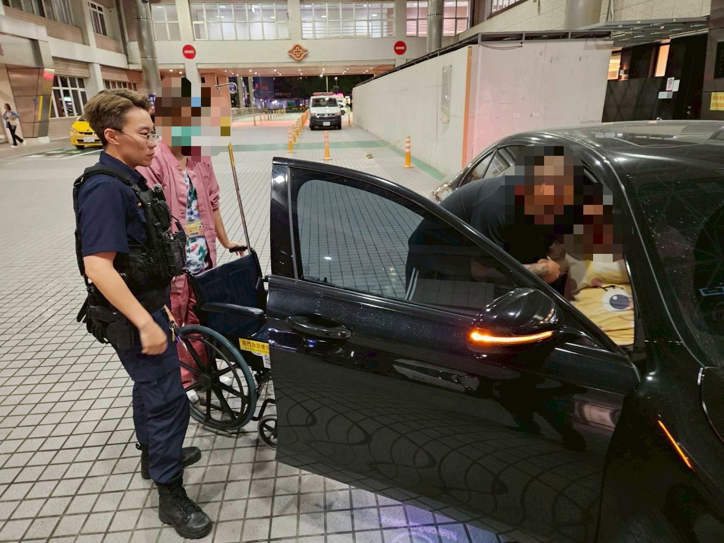 孕婦羊水破了!龜山警10分鐘開道送醫 母女均安 S 466346324