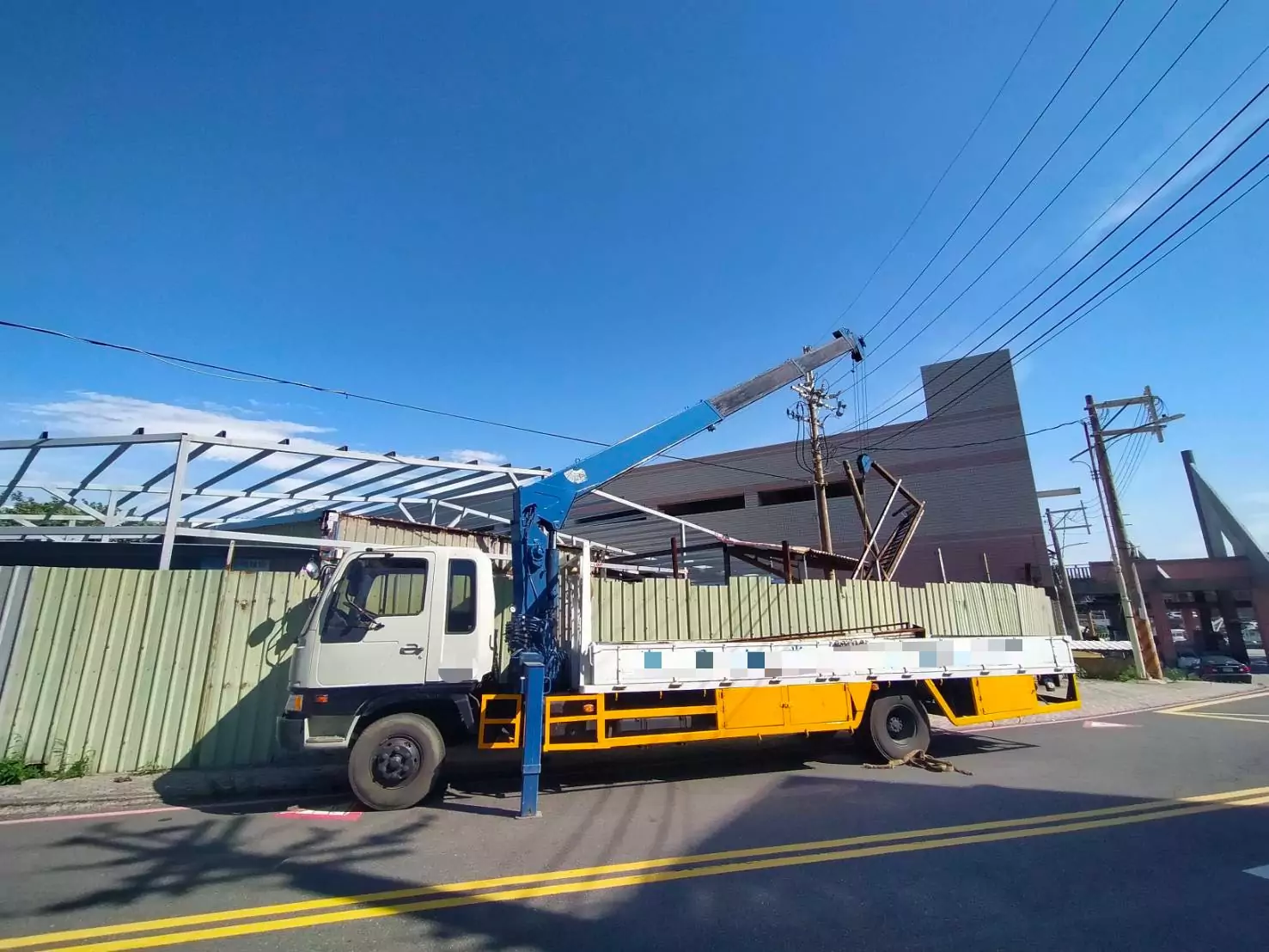 新屋吊車作業不慎勾電線 61歲工人觸電送醫不治 新屋吊車作業不慎勾電線 61歲工人觸電送醫不治