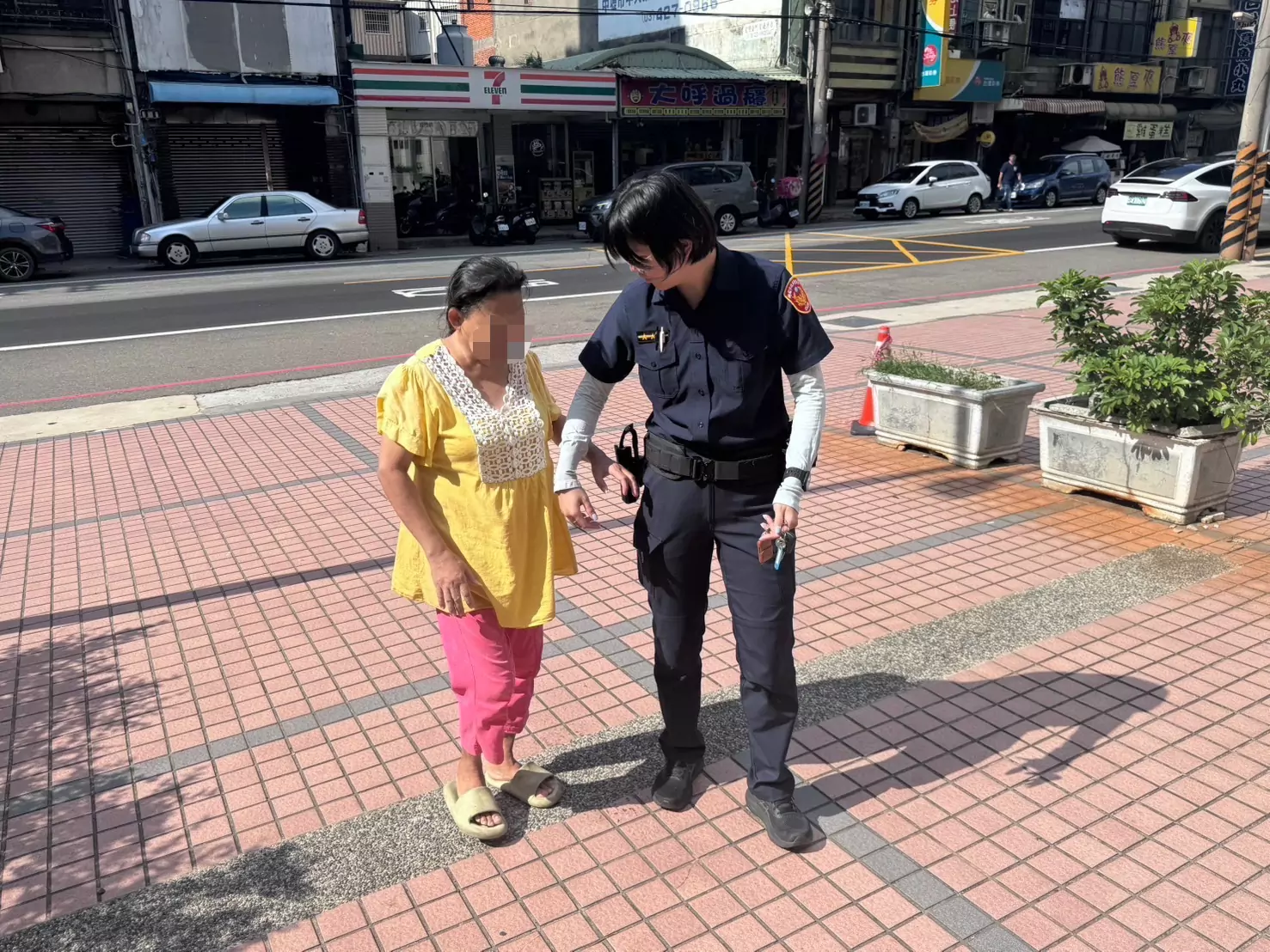 印尼籍外配迷路 新屋警民熱心伸援 印尼籍外配迷路 新屋警民熱心伸援