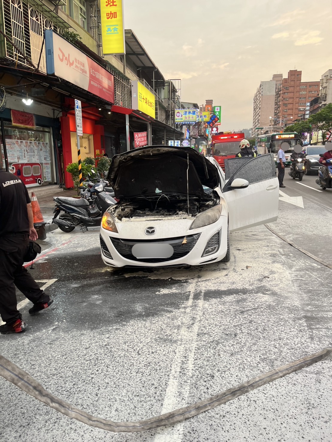 龜山小客車開到一半突起火!桃消緊急灌救化解驚魂 S 81134040 0