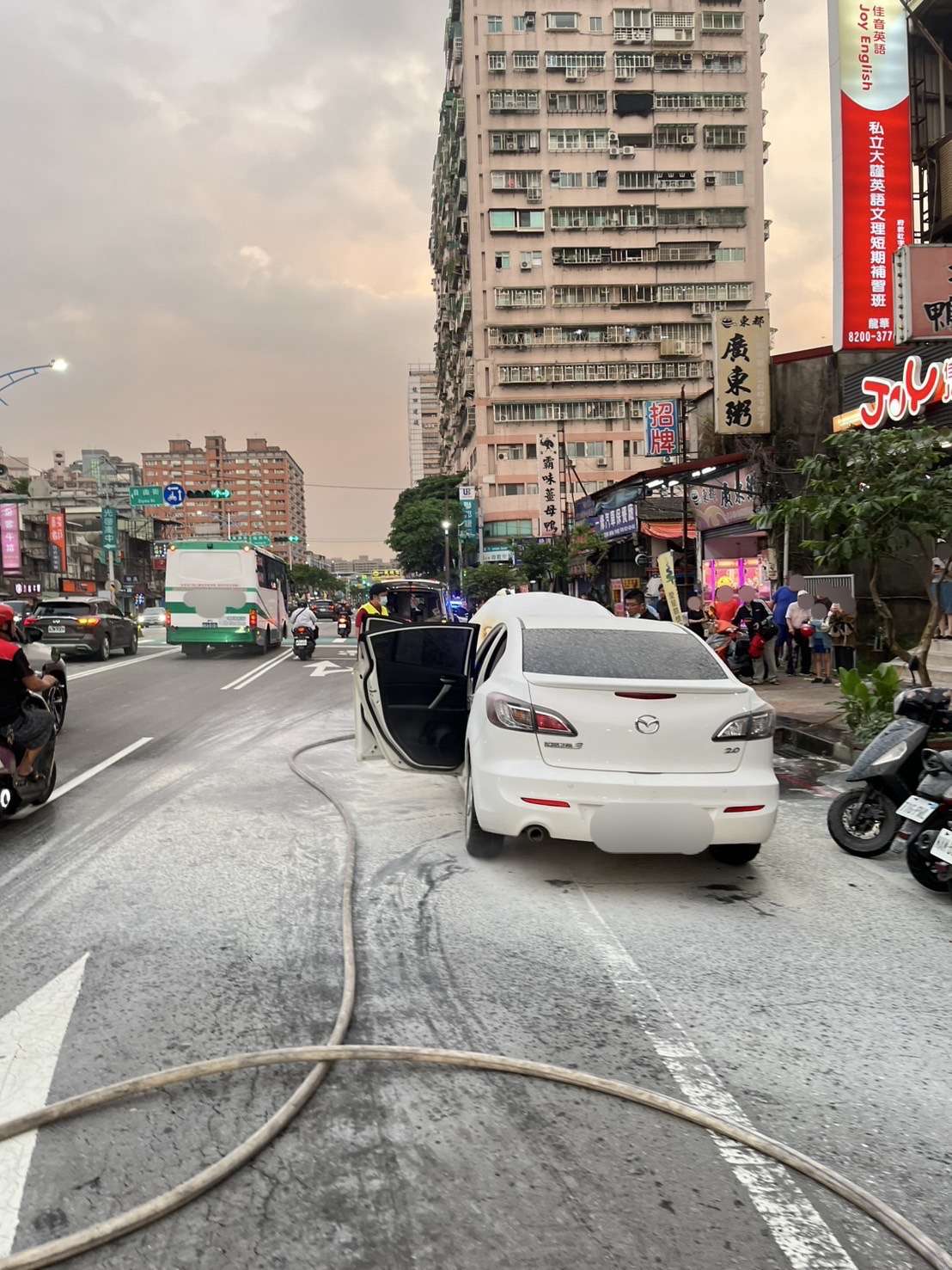 龜山小客車開到一半突起火!桃消緊急灌救化解驚魂 S 81134042 0