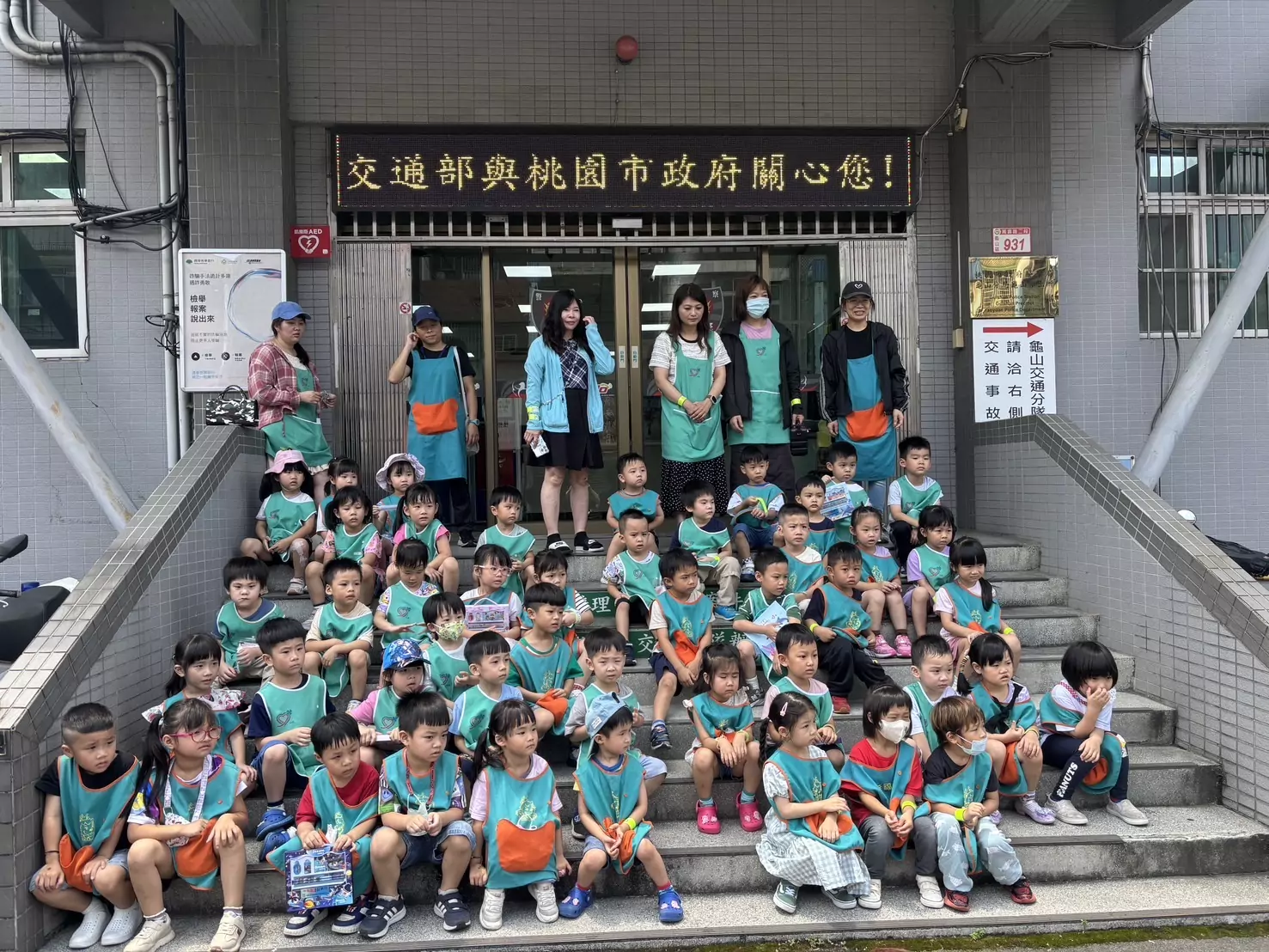 太可愛!幼兒園前進龜山派出所表演 向警察致敬 太可愛!幼兒園前進龜山派出所表演 向警察致敬