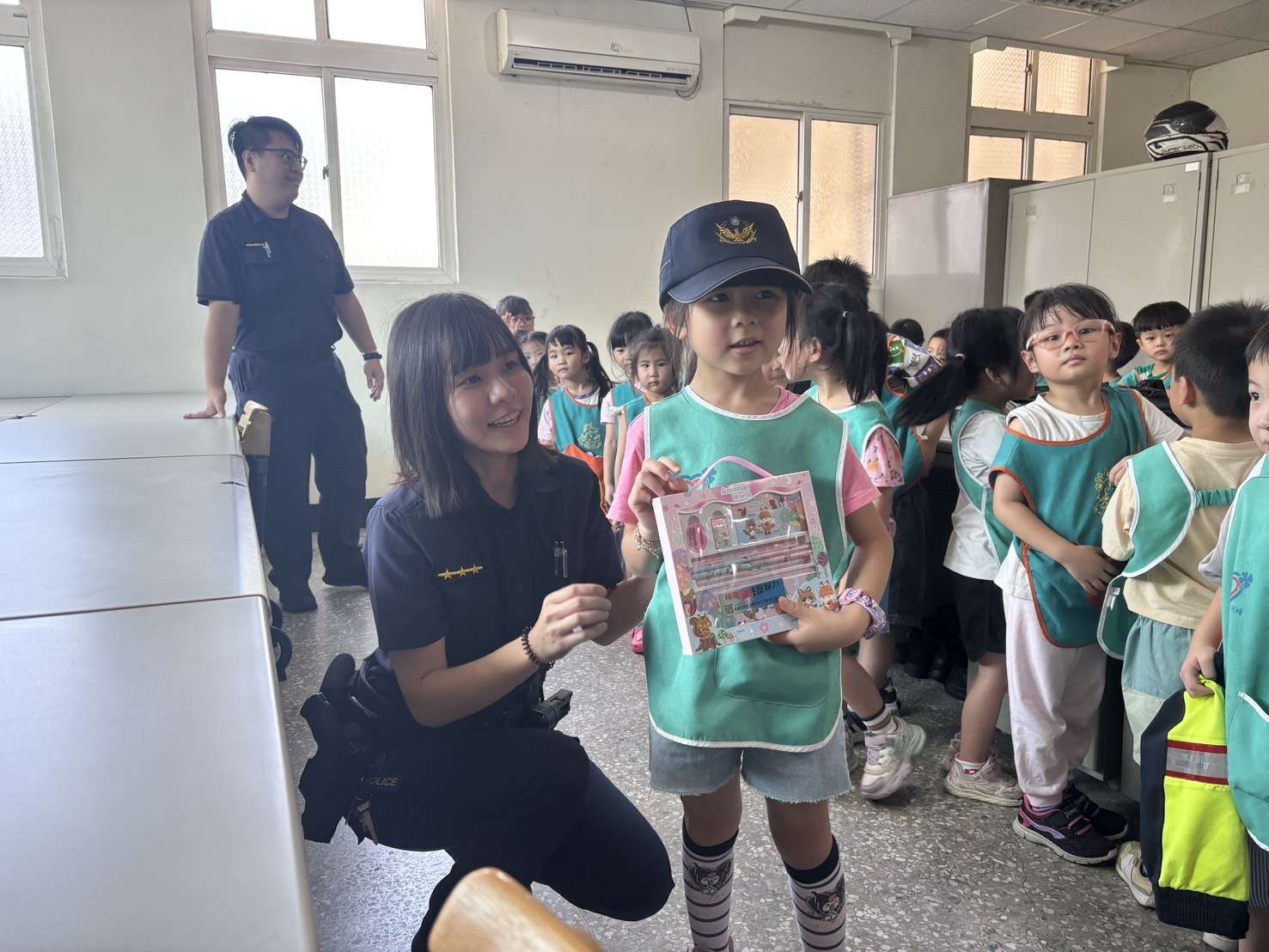 太可愛!幼兒園前進龜山派出所表演 向警察致敬