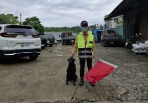 無名英雄！大溪瑞祥國小警衛風雨無阻守護師生 「小黑」也被他收服