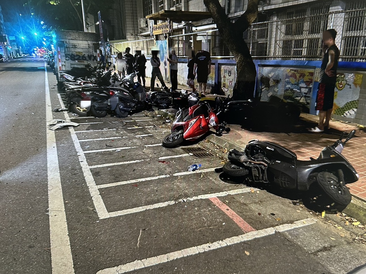 【有片】桃園中壢飛車追逐大亂鬥 路邊14台汽機車慘遭波及 hw54g5wg 2