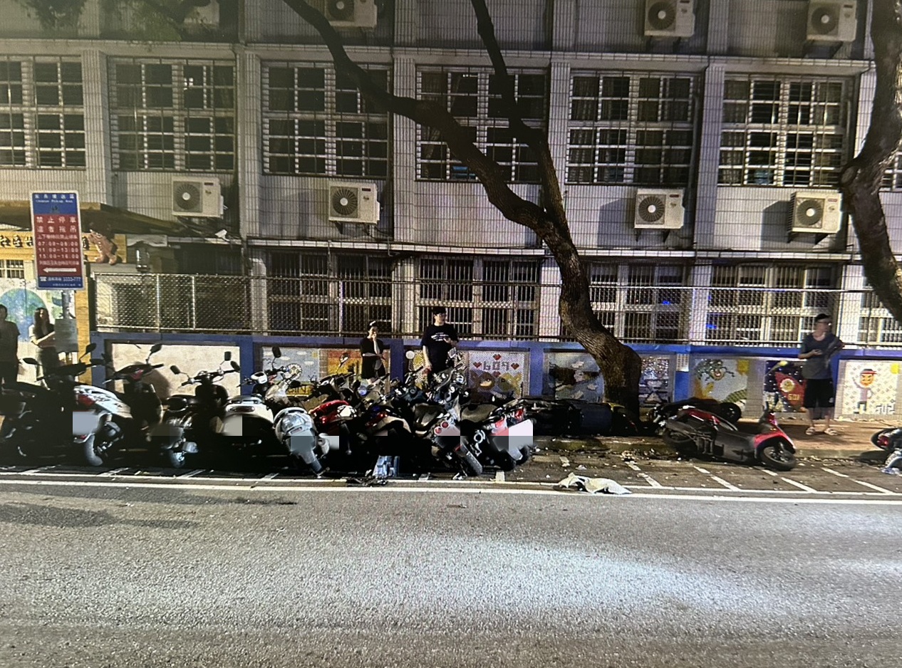 【有片】桃園中壢飛車追逐大亂鬥 路邊14台汽機車慘遭波及 hw54g5wg 3
