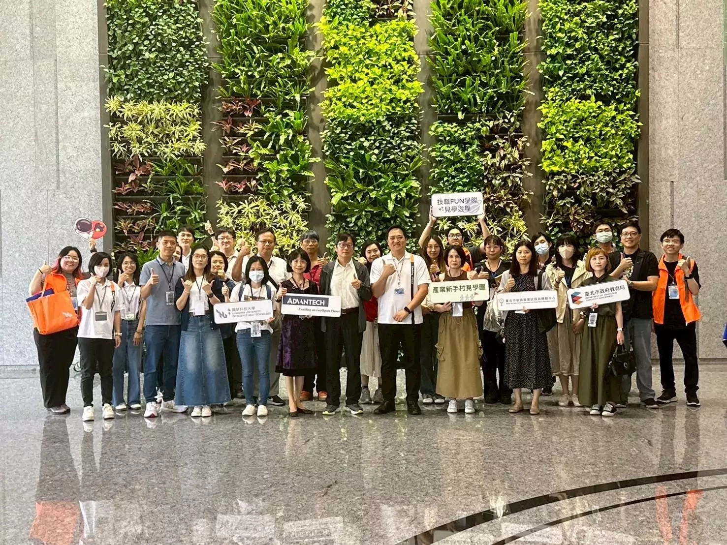 助攻學子職涯藍圖 龍華科大見學團參訪物聯網產業 龍華科大攜手北市府、研華科技_產業新手村見學團助師長瞭解物聯網產業-1