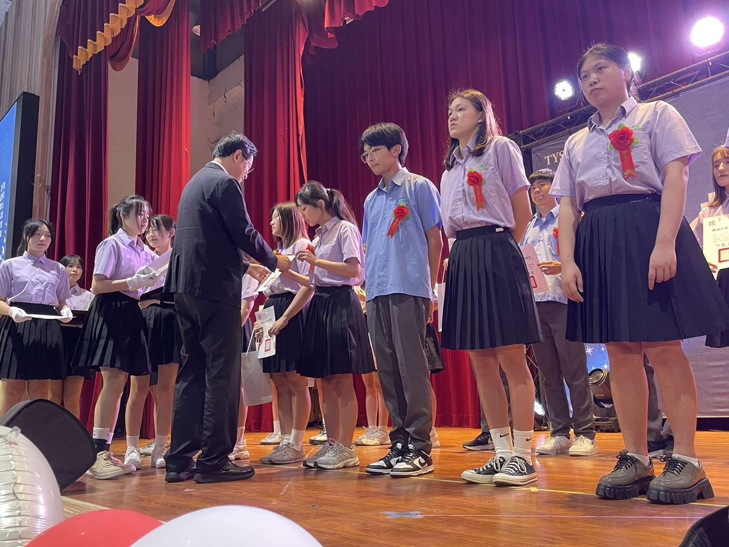 桃園高中767名學子歡慶畢業 張善政期勉堅持信念及善良的心 S__88711192_0