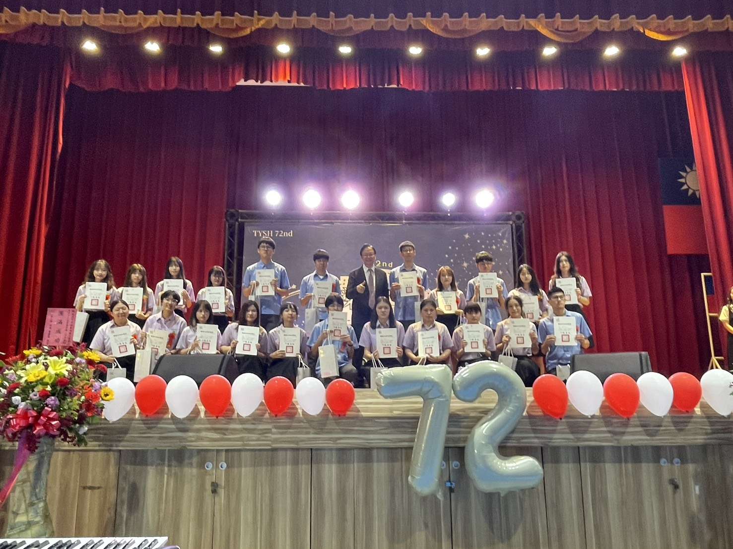 桃園高中767名學子歡慶畢業 張善政期勉堅持信念及善良的心 S__88711196_0