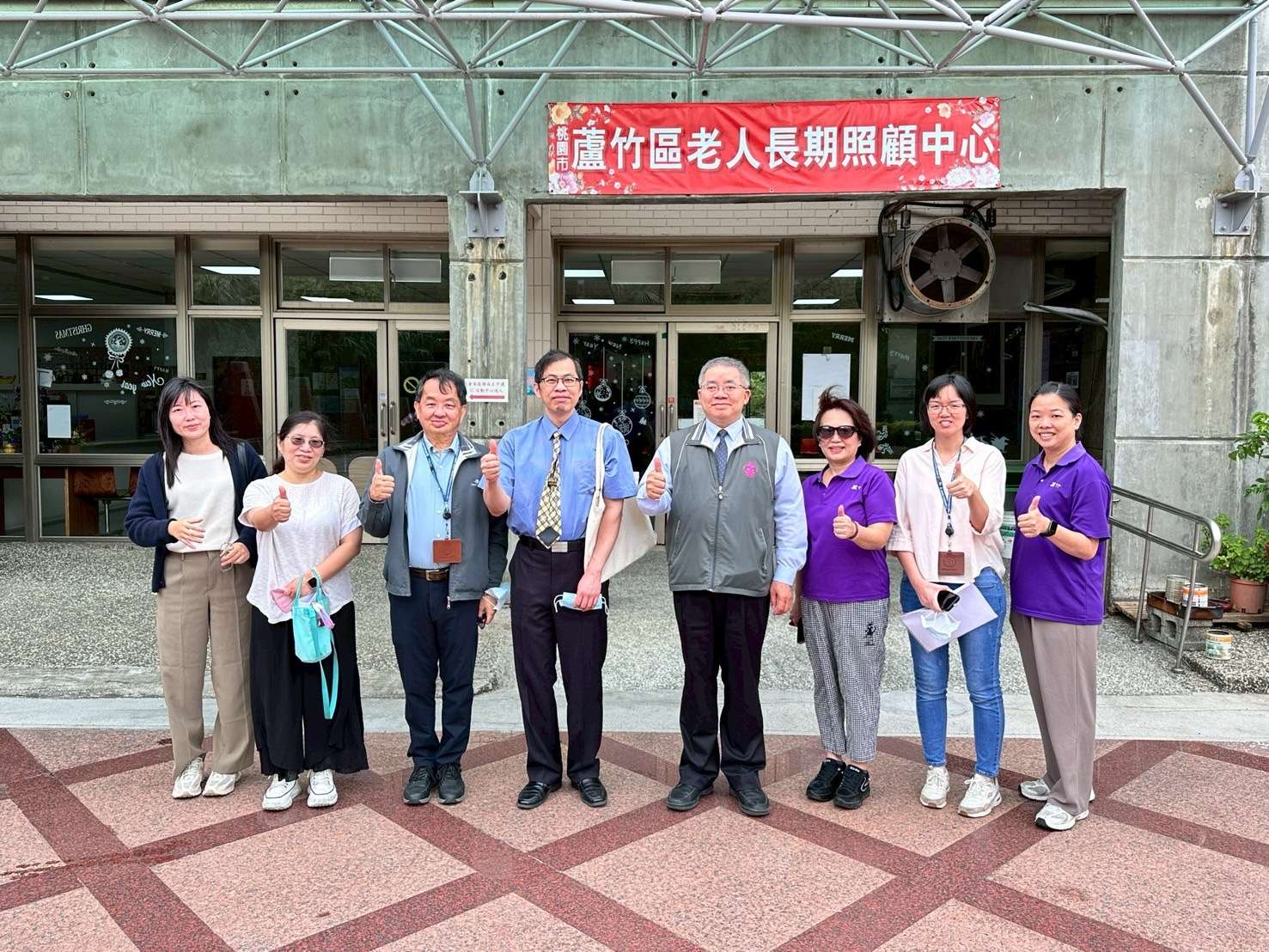 2戴檢察長與康莊長照中心楊芷茜主任合影留念，象徵社會勞動制度與在地機構合作無間，_