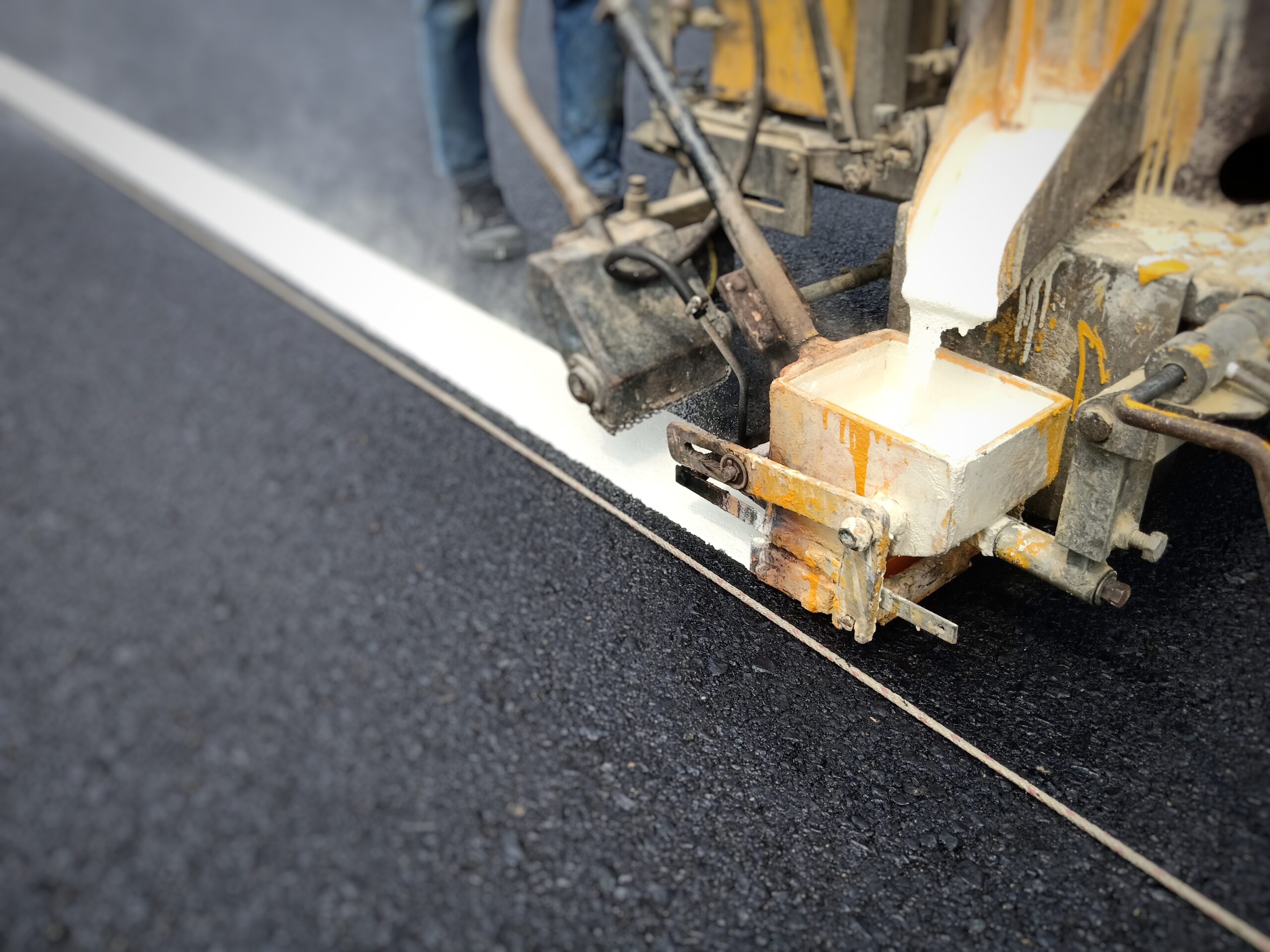 用路人注意!大溪、龍潭2處進行路面改善工程 詳情這裡看 low section man making marking road with machine scaled