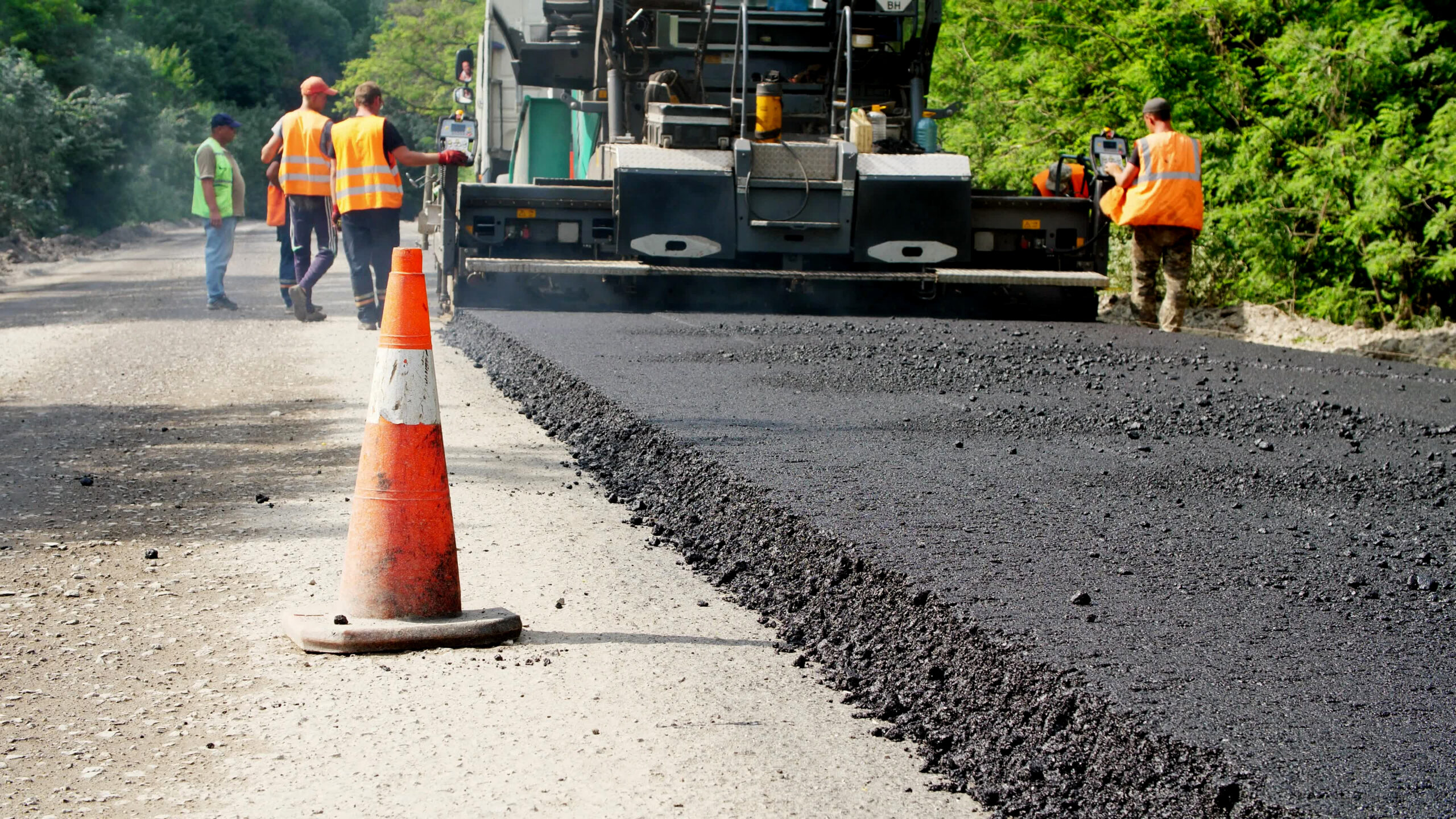 中壢台61這路段6/16進行施工 晚間封閉主線南下車道 repair highway road construction works workers lay asphalt there are lots special equipment scaled