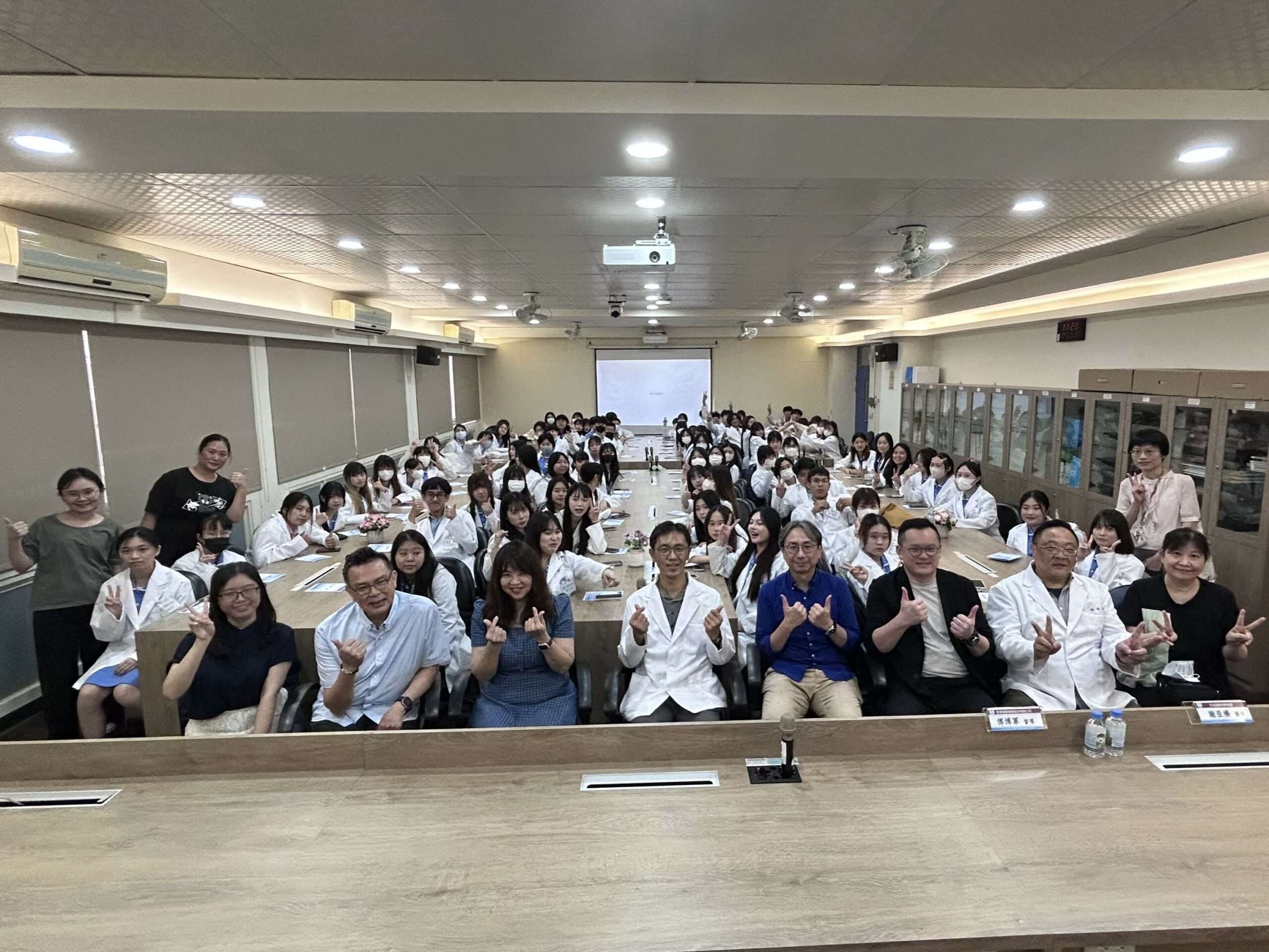 新生醫專醫保科實習宣誓授證典禮登場 學生披白袍展開夢想新篇章 s 16466013 0 20250604 062854 scaled