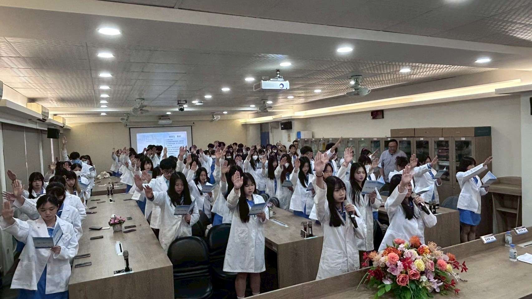 新生醫專醫保科實習宣誓授證典禮登場 學生披白袍展開夢想新篇章 s 16466015 0 20250604 062903