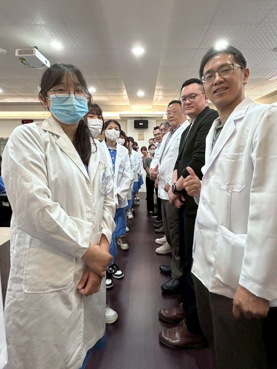 新生醫專醫保科實習宣誓授證典禮登場 學生披白袍展開夢想新篇章 s 16466016 0 20250604 062907