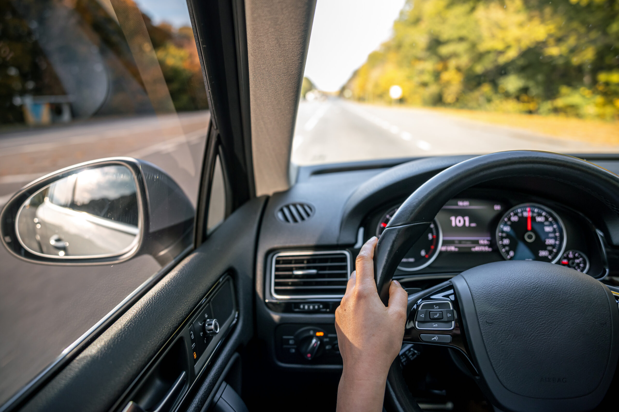 【有片】國稅、地方稅傻傻分不清楚?桃園地稅局長姚世昌教你分辨 woman drivers hands steering wheel inside car scaled