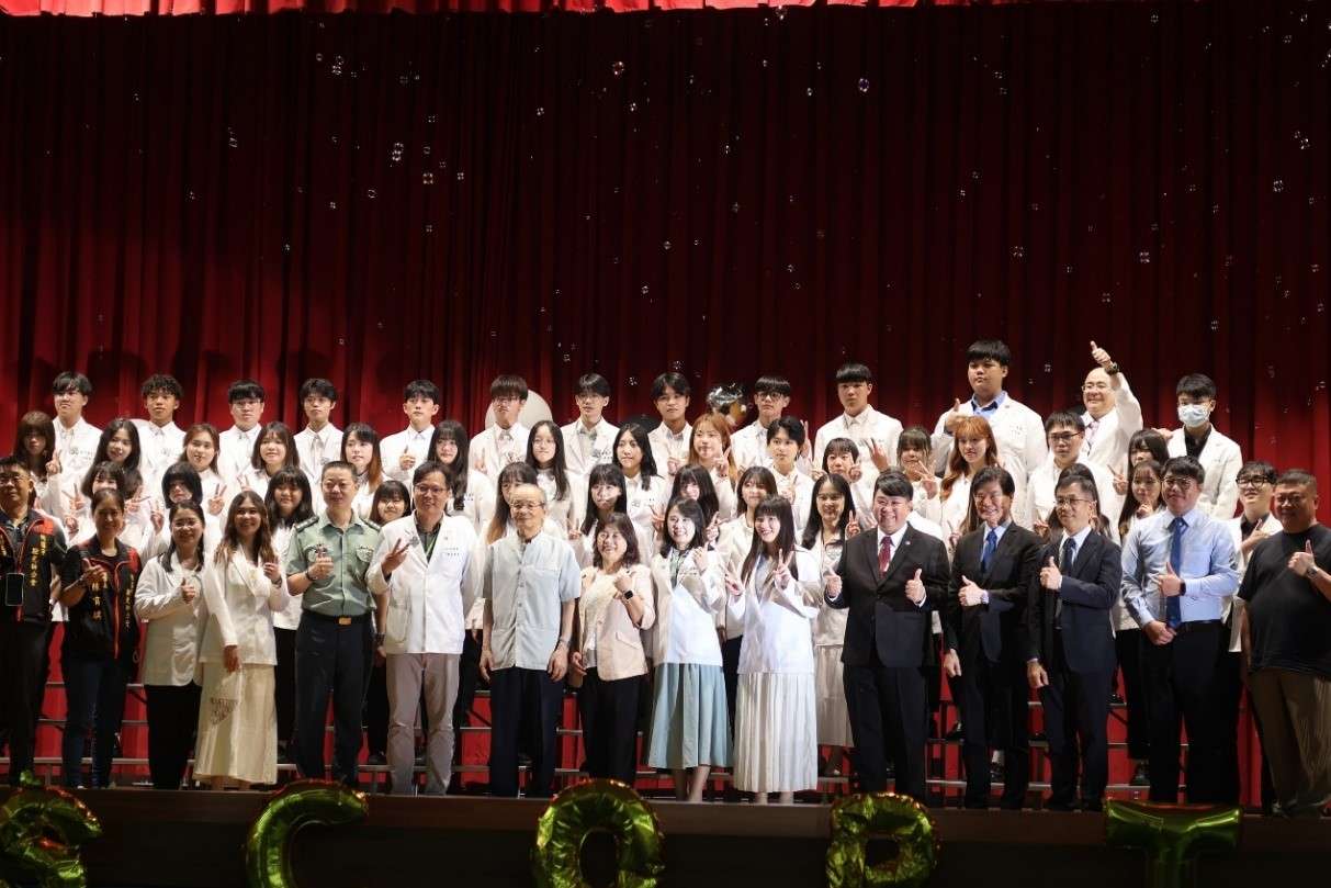 新生醫專視光學科舉行授袍典禮 94準驗光師踏入實習階段