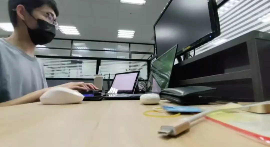 圖2、柯瑋宸工作上不受限於電腦前，喜歡實地觀察流程中的問題並以程式設計來嘗試解決