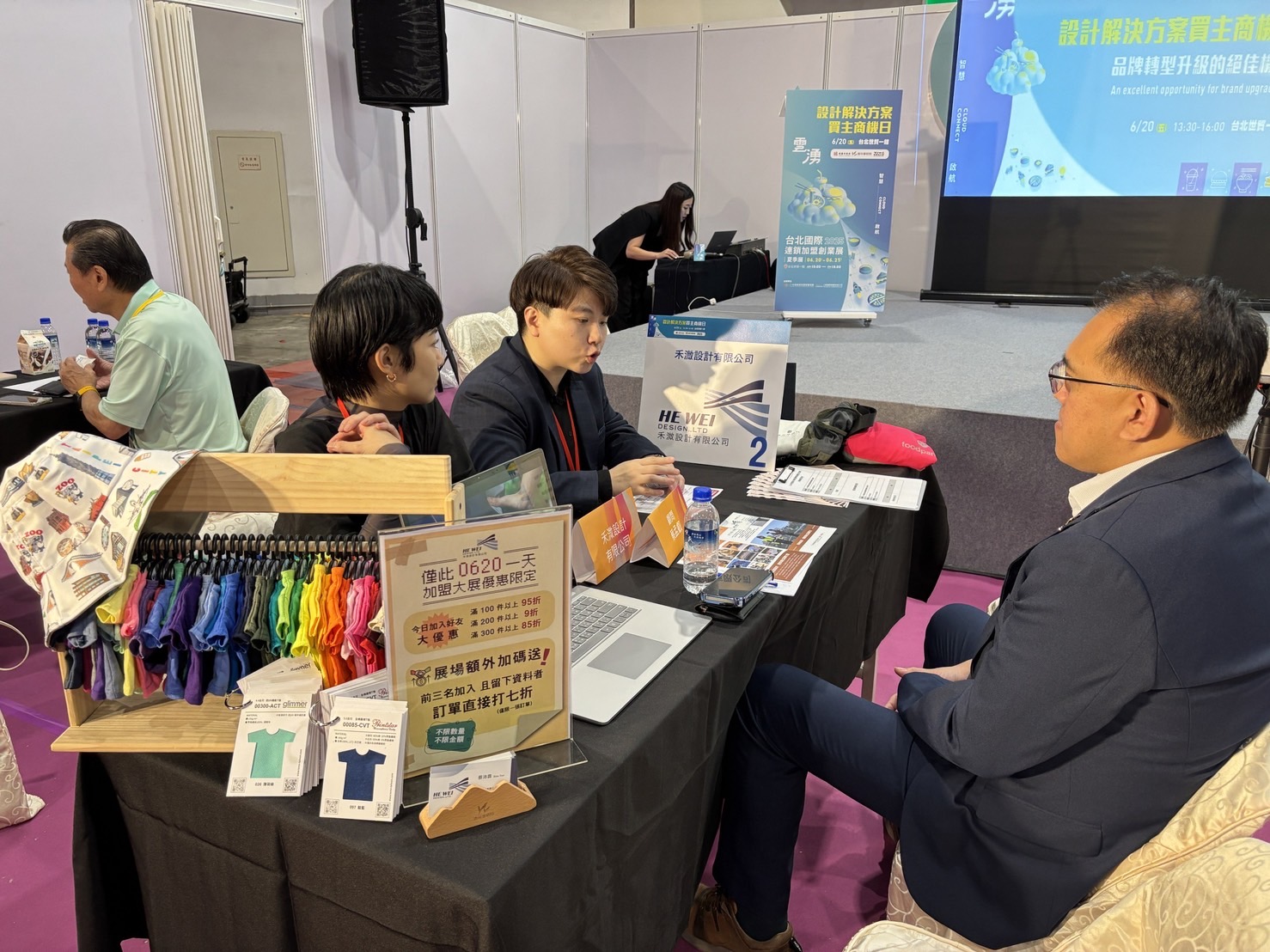 桃園青年局助設計團隊與企業買主媒合 預估創造429萬元採購銷售額 圖4 青年設計團隊與企業買主說明設計理念青年局提供 0