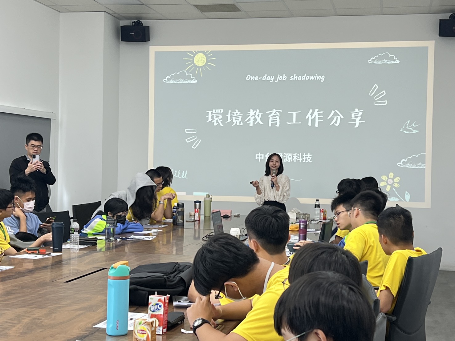 桃園青年局舉辦企業實地體驗 武陵高中學子認識綠能產業 圖一、由中台資源科技股份有限公司吳霽芳專員分享環境教育工作內容 0