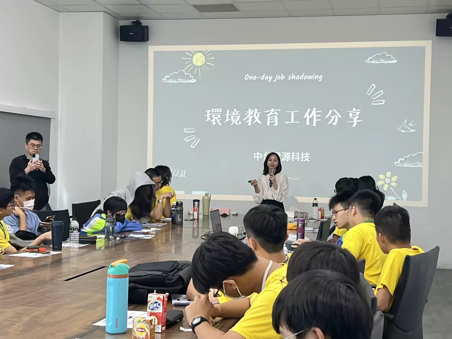 桃園青年局舉辦企業實地體驗 武陵高中學子認識綠能產業 圖一、由中台資源科技股份有限公司吳霽芳專員分享環境教育工作內容 0