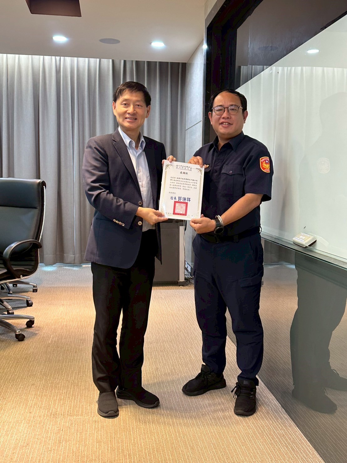 健行科大召開校園安全會議 跨域合作強化防災與反詐教育 圖二 郭瑞祥校長頒發感謝狀予中壢分局普仁派出所