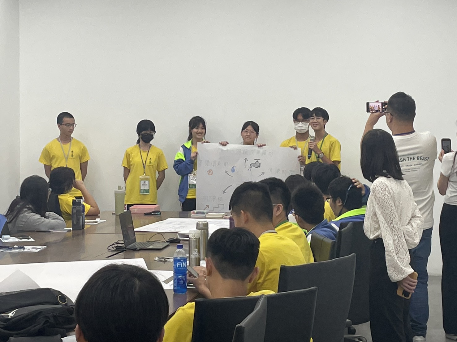 桃園青年局舉辦企業實地體驗 武陵高中學子認識綠能產業 圖四、學生發表討論結果並由企業給予回饋 0