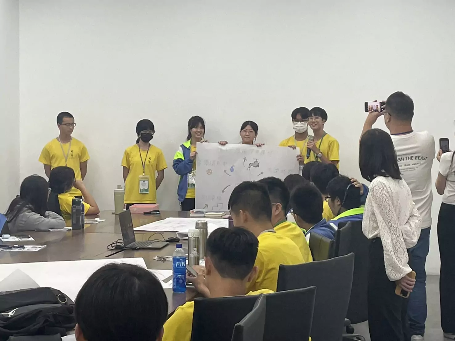 桃園青年局舉辦企業實地體驗 武陵高中學子認識綠能產業 圖四、學生發表討論結果並由企業給予回饋 0