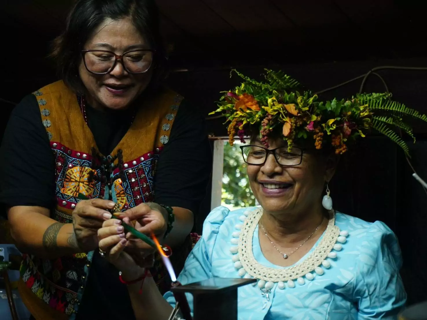 圖片五、馬紹爾群島共和國海妮（Hilda C. Heine）總統體驗琉璃珠燒製