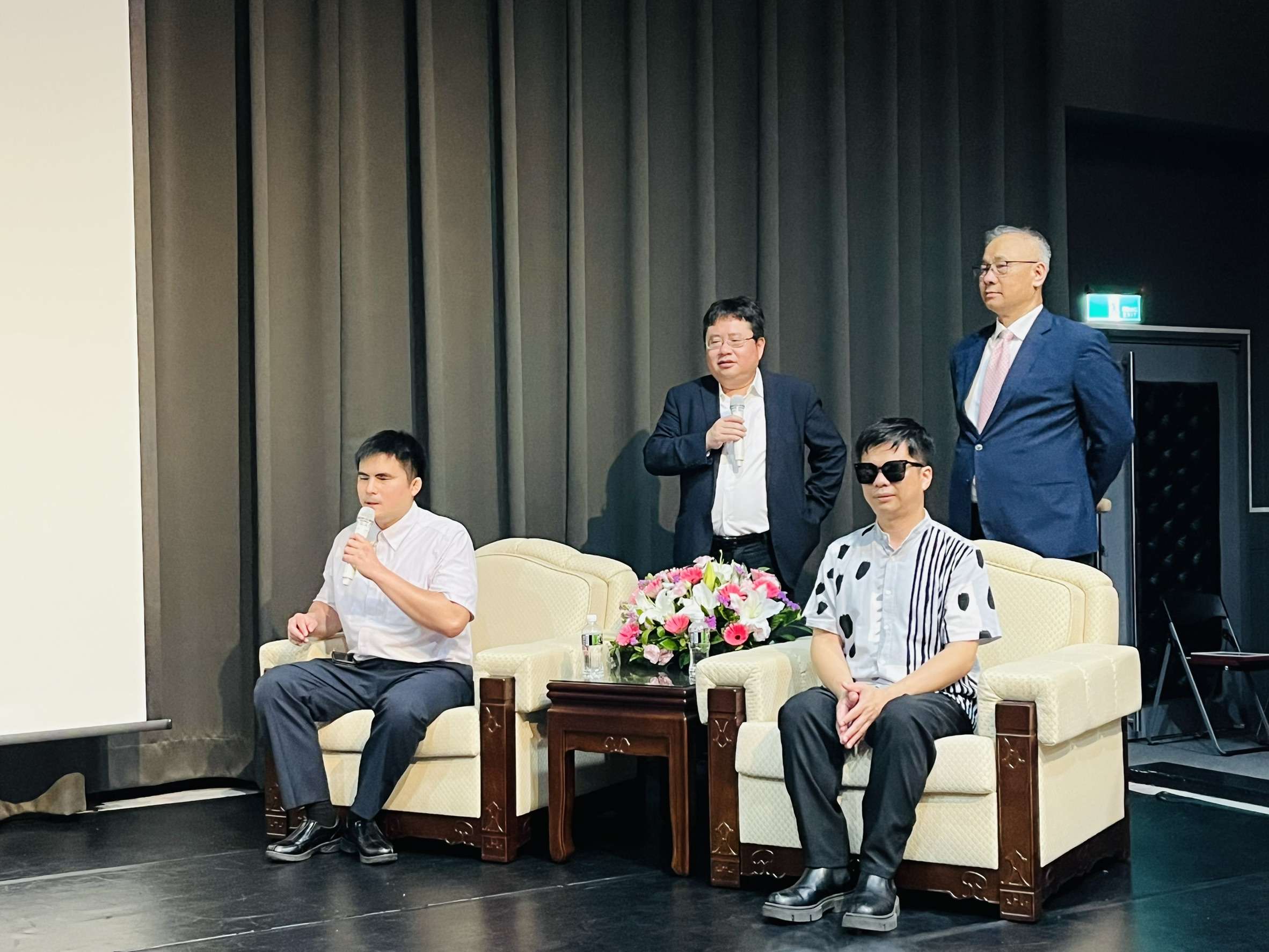 大山桂司（左）王俊傑（右2）與矢板明夫（左二）及陳文甲教授（右）