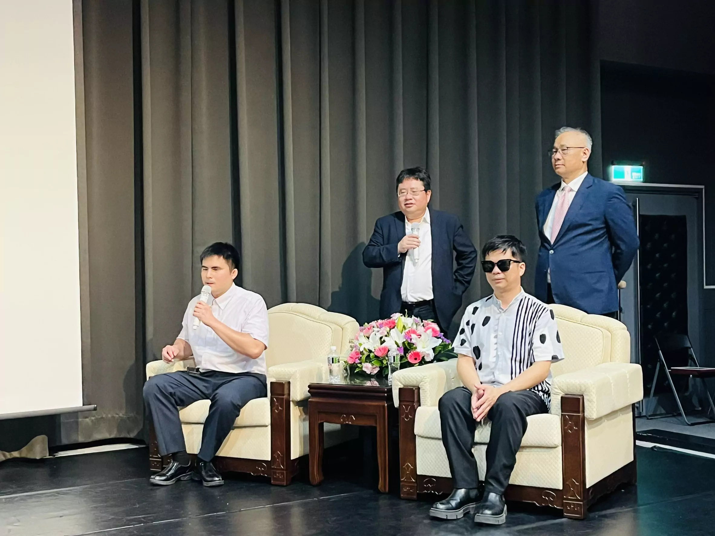 大山桂司（左）王俊傑（右2）與矢板明夫（左二）及陳文甲教授（右）