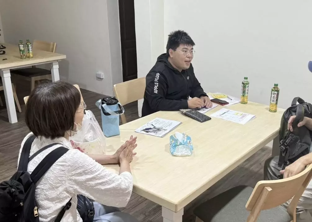 桃園住都中心助海砂屋社區都更重建 已取得超過85%住戶支持 工作人員聽取民眾的問題 0