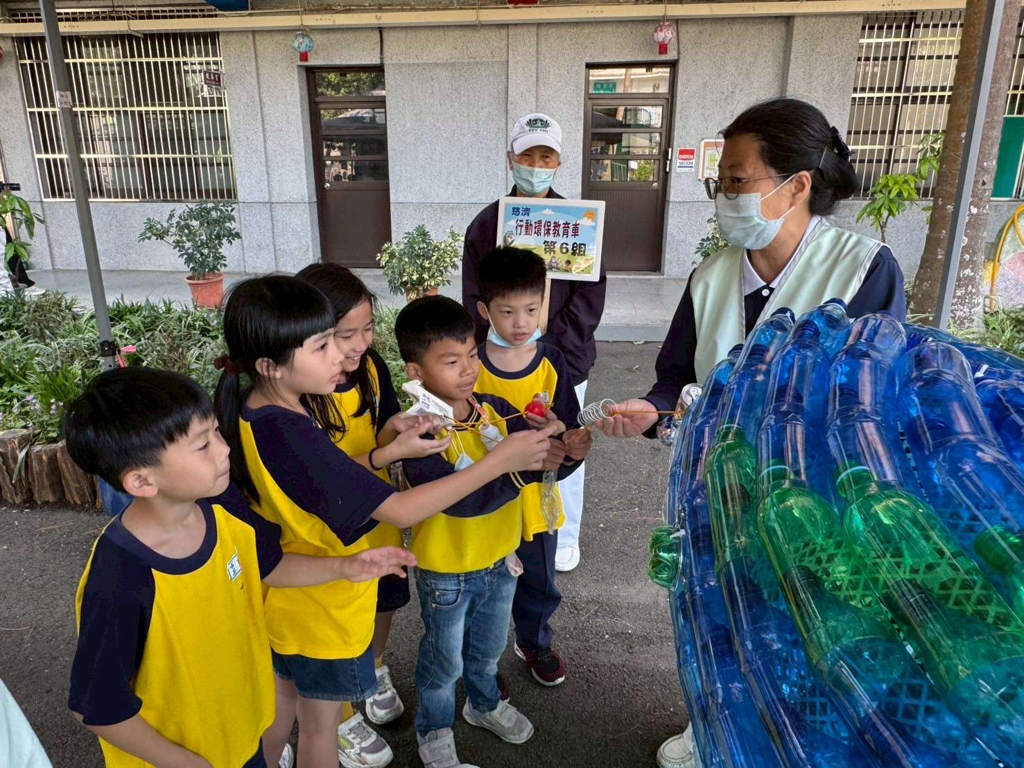行動環保教育車開進水美國小 學童「做中學」落實綠生活 行動環保教育車開進水美國小 學童「做中學」落實綠生活