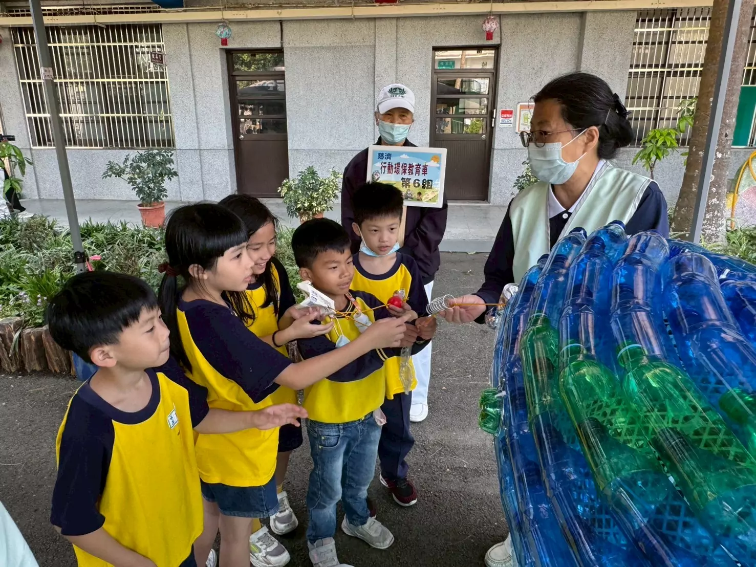 行動環保教育車開進水美國小 學童「做中學」落實綠生活 行動環保教育車開進水美國小 學童「做中學」落實綠生活