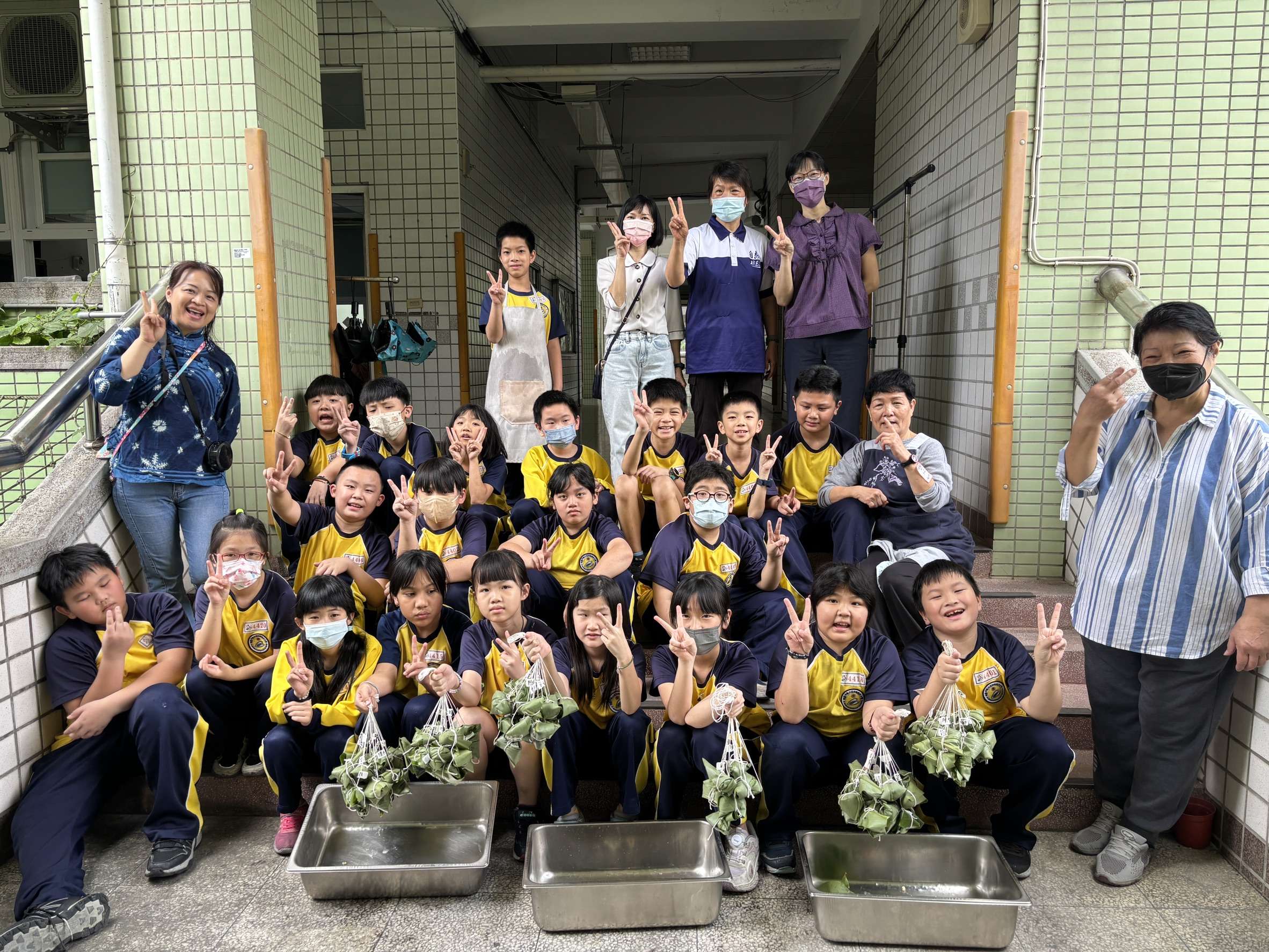 連粽葉都自己摘!龜山自強國小結合生命及環境教育 學童體驗包粽子樂趣 自強06 0