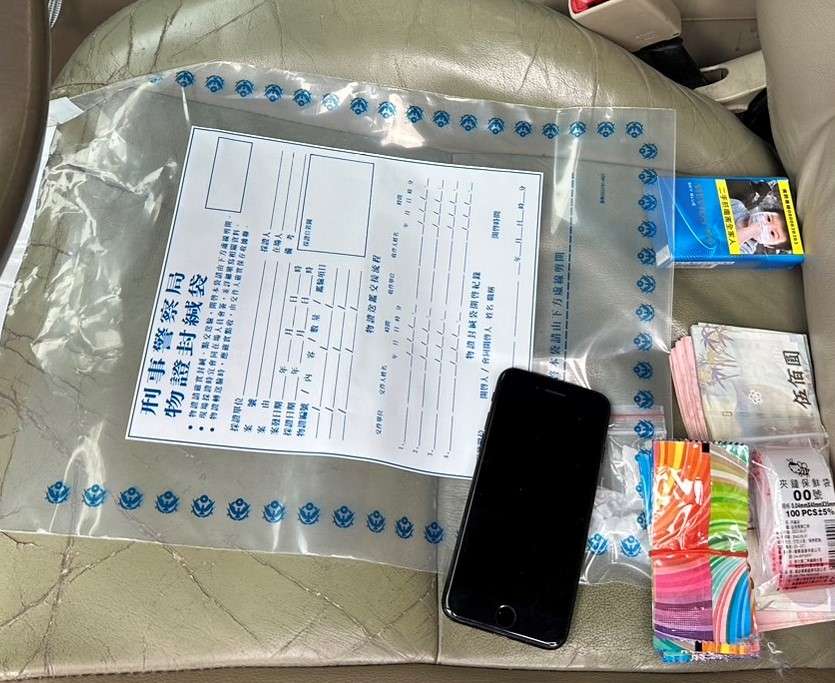 專穿黃色雨衣犯案?幫派成員涉打人、持毒被逮 證物照片