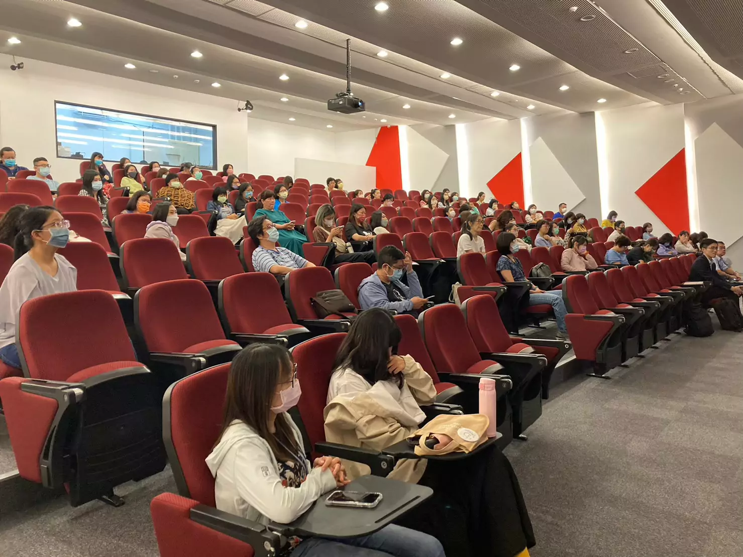 讓孩子從電影愛上地球 桃園環保局首度公開播映環教動畫《荒野機器人》共3張
