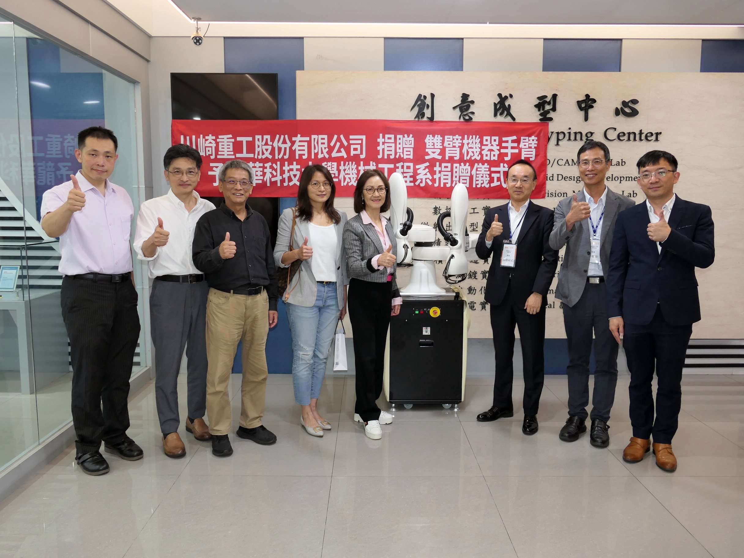 日商捐機械手臂 為龍華科大教學與研發注入嶄新動能 龍華科大獲川崎重工捐贈機械手臂 強化智慧製造與實作能力 1