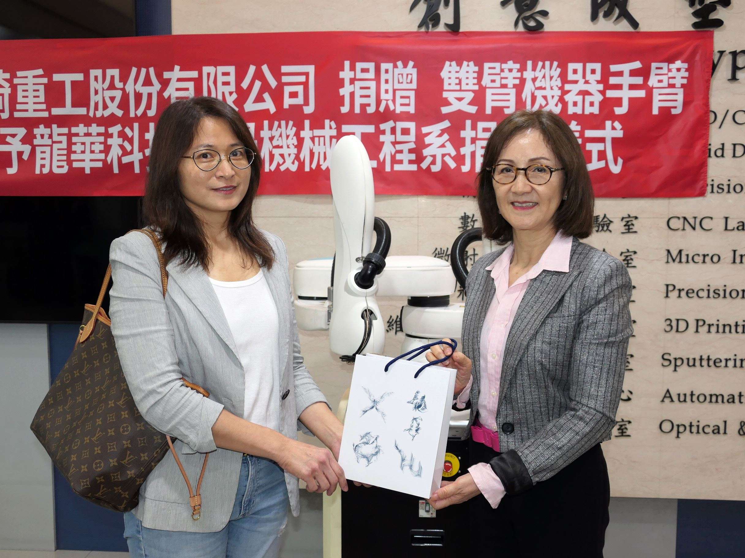 日商捐機械手臂 為龍華科大教學與研發注入嶄新動能 龍華科大獲川崎重工捐贈機械手臂 強化智慧製造與實作能力 3