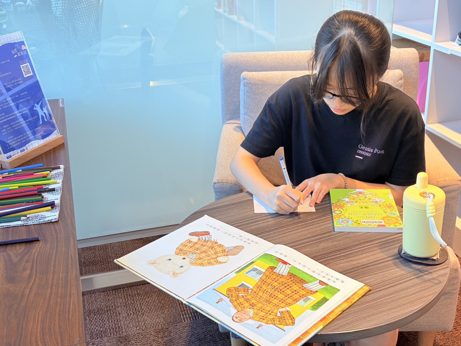 桃市圖「夏日閱讀季」推出徵文活動 邀父子寫下心內話 優秀作品將於8月初於總館5F「療心角落」及圖書館社群平台展示,讓更多人感受文字中深刻的親情。
