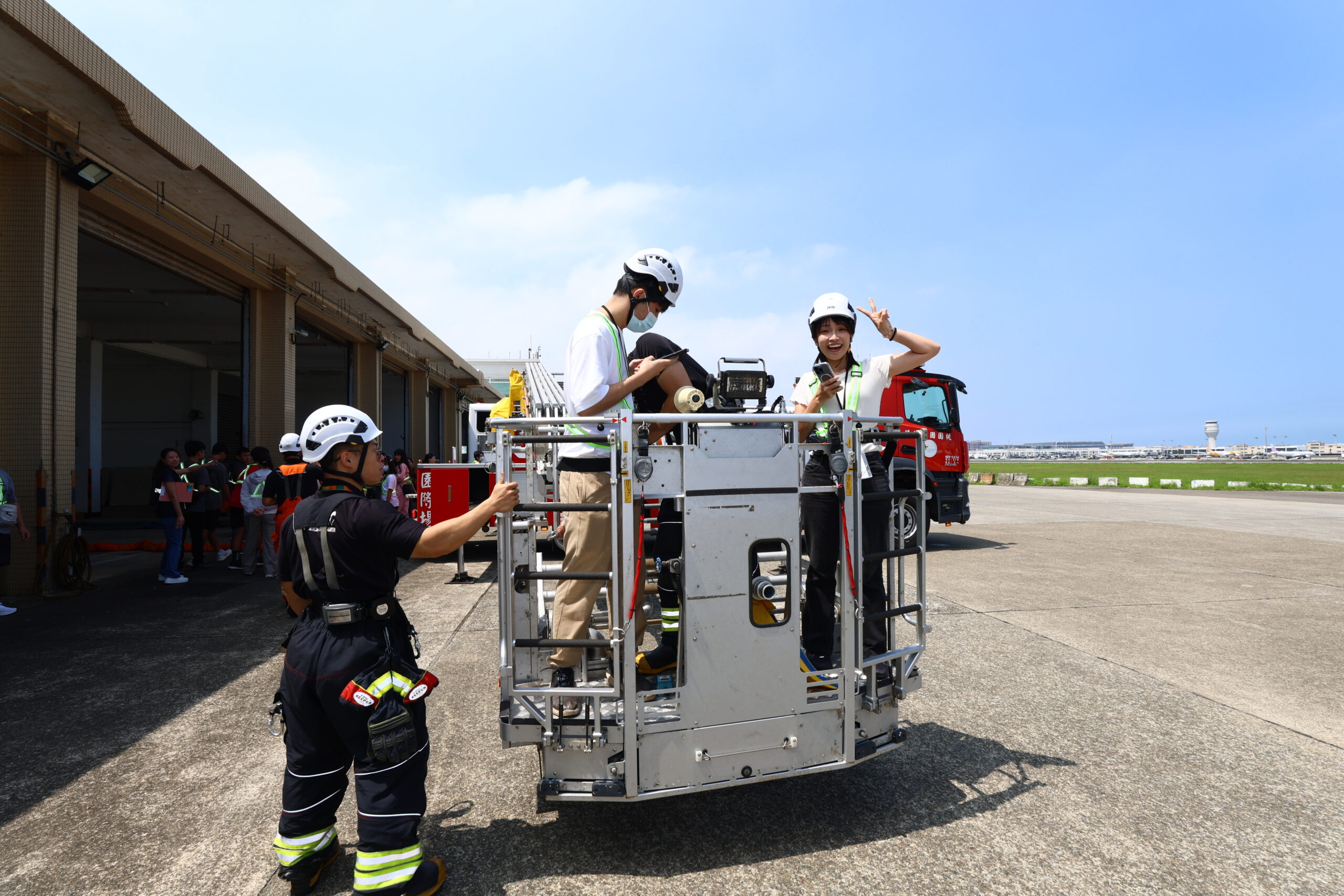 桃機超人氣夜宿體驗營明報名開跑 搶先感受第三航廈嶄新風貌 去年桃園機場體驗營學員實際登上雲梯車,體驗機場消防搜救勤務。 scaled