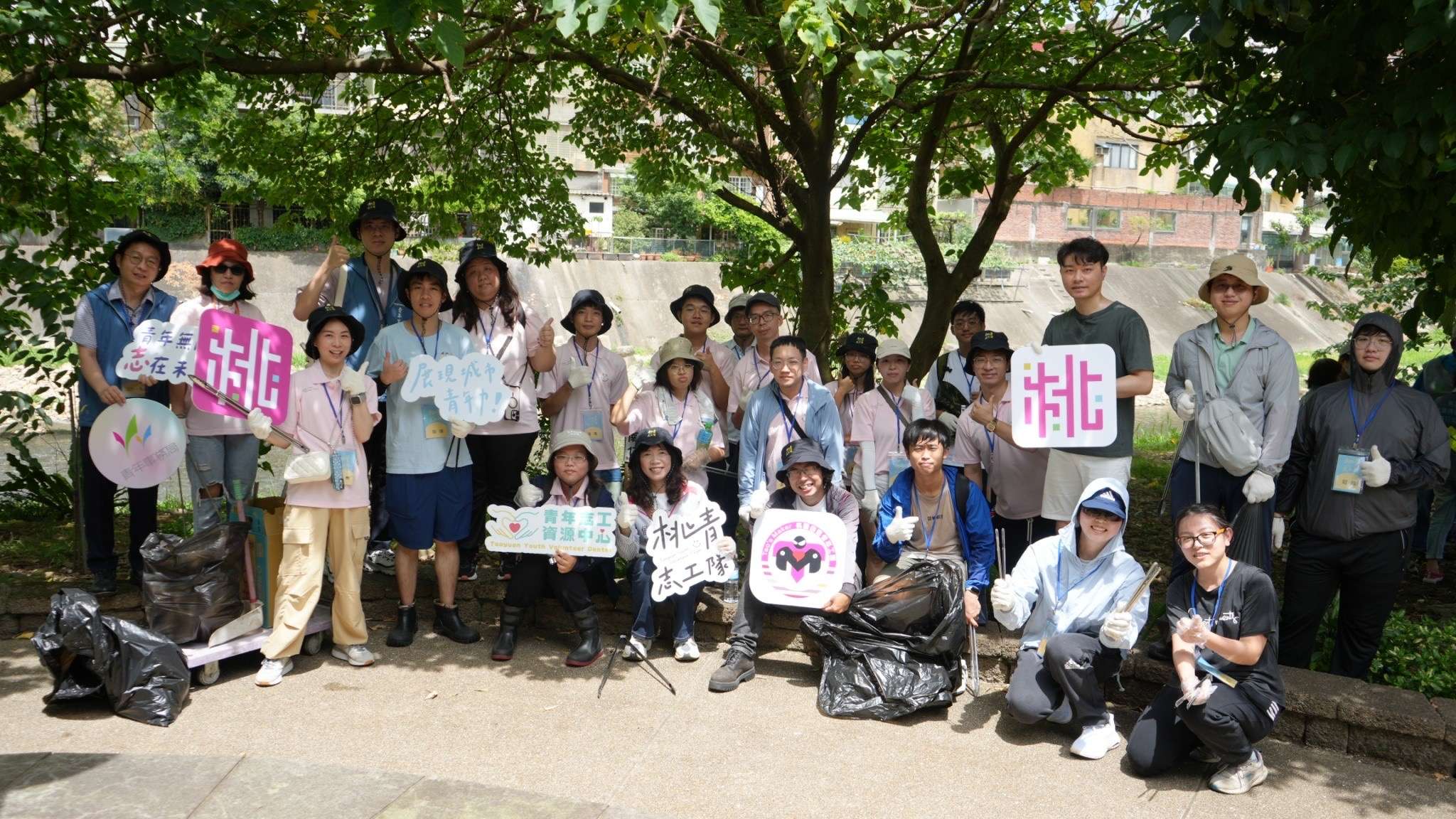 「2025全國盃Maker造船大賽」8月3日熱血登場!創客教育╳環保永續 夏日最強創意嘉年華 圖:青年局攜手桃園自造者協會於6月底辦理「淨溪造舟」行動,撿拾自大溪河岸的廢棄物重製為獨木舟,預計於大賽當日首航。