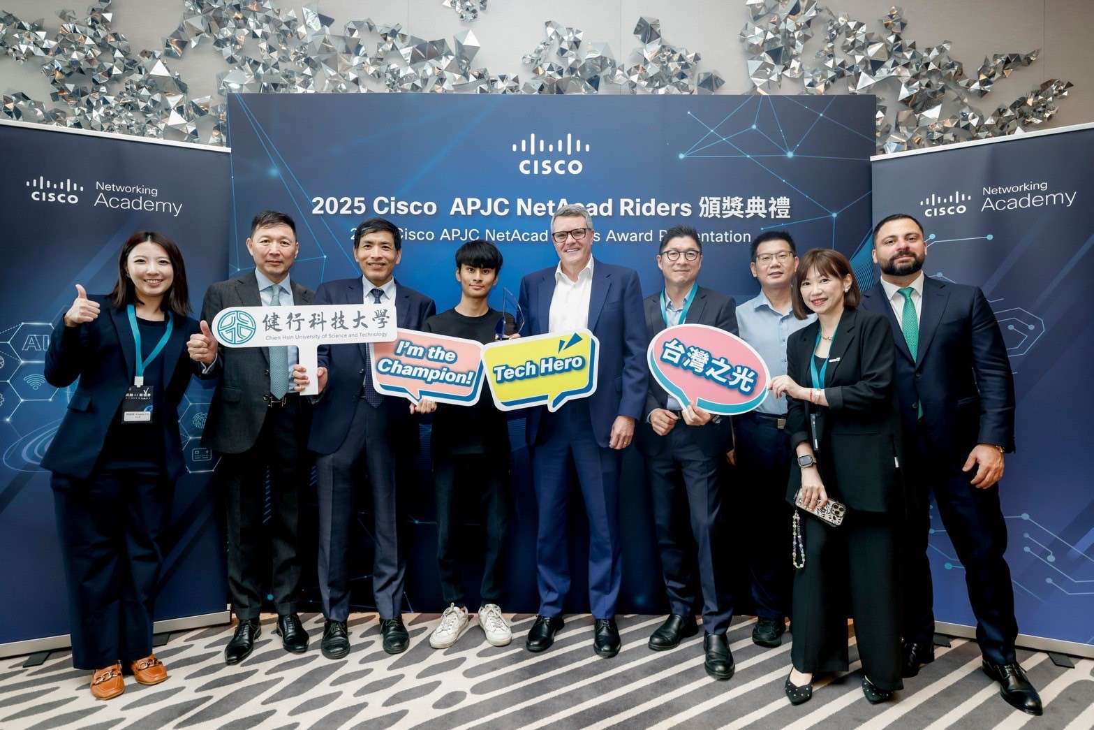 健行科大賴嘉民稱霸亞太14國 勇奪Cisco網路技能競賽第一名 團體合影,中為賴嘉民同學、思科全球資深副總裁 Guy Diedrich、右三指導老師張木盛老師,