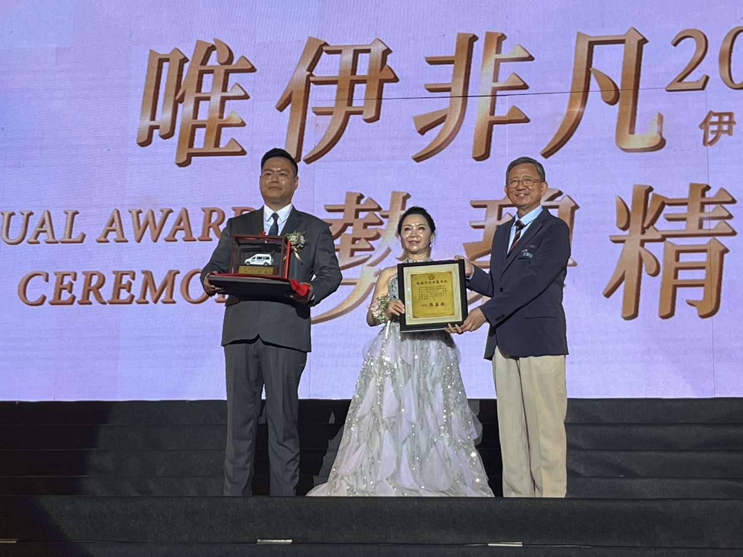 王副市長回贈復康巴士獎座模型及物資感謝牌，感謝伊絲碧媞國際有限公司熱心公益，愛